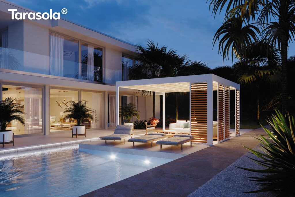 Sankika Pergola am Pool mit Schiebeläden in der Nacht.